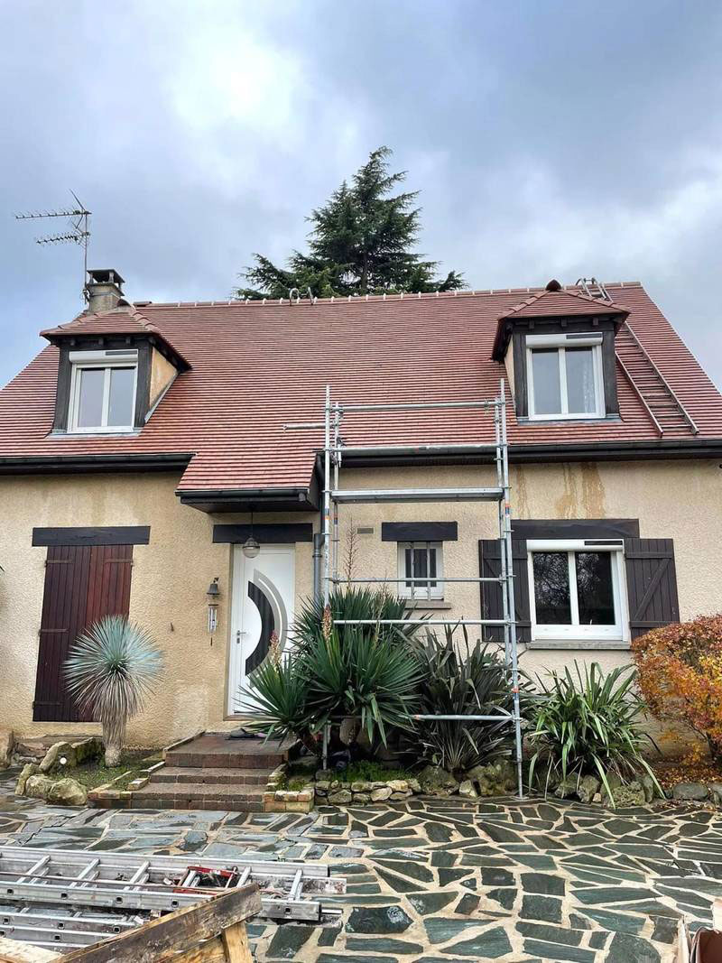 entreprise de couverture, de charpente et d'entretien et nettoyage de toiture, située à Méry-sur-Oise, dans le Val-d'Oise (95).