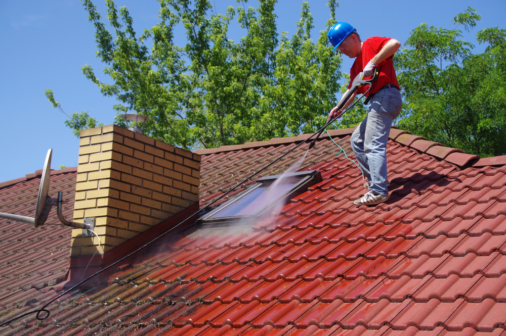 Entreprise de démoussage toit Val d'Oise (95) L'entreprise Coursimault Rénovation est spécialisée dans le démoussage de toit dans le Val d'Oise