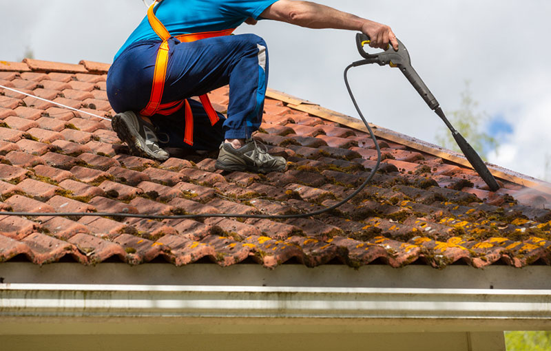 L'entreprise Coursimault Rénovation est spécialisée dans le démoussage de toit dans le Val d'Oise