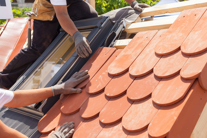 Vous souhaitez faire appel à des professionnel pour la pose et l'installation de votre fenêtre de toit Velux ? Contactez nous 